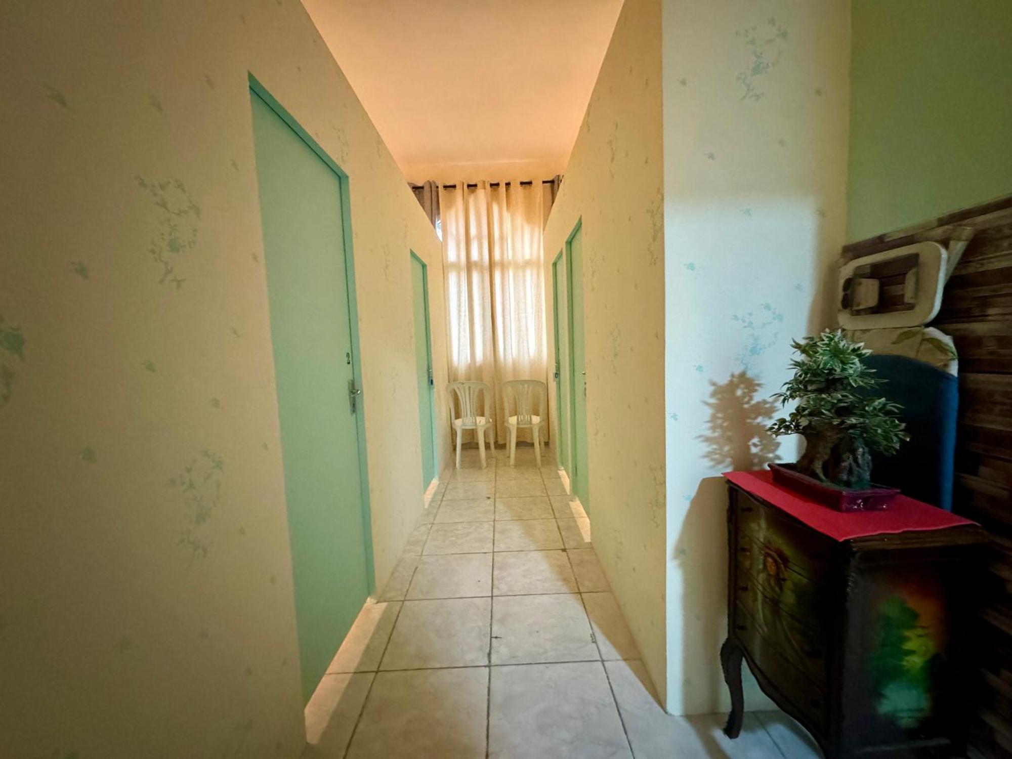 Female Backpackers Ostello Abu Dhabi