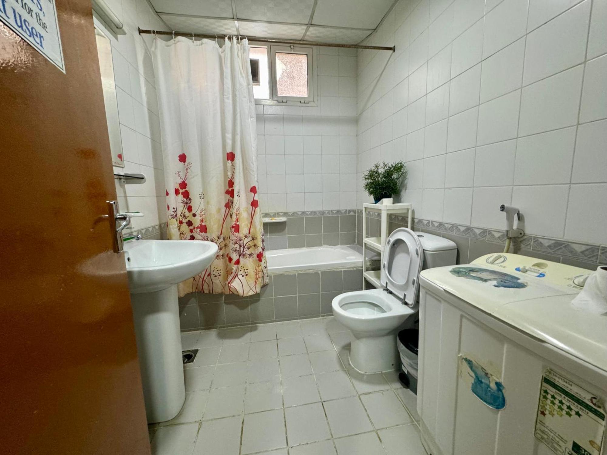 Female Backpackers Abu Dhabi